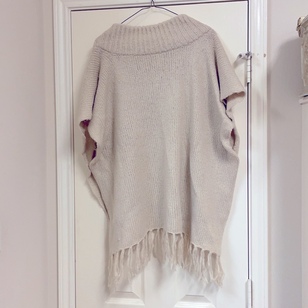 Women’s knitted poncho with fringe - Picture 2 of 4